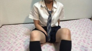 最近暖かくなってきて身体が汗臭い。脇汗が見えないようにおもちゃを使って制服姿で痙攣おなにーしました。