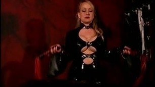 Leather mistress whips slave in latex