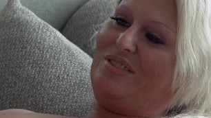 Blonde Curvy Bitch wird extrem gefickt